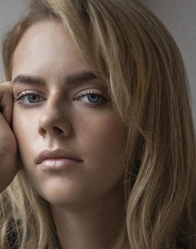 Adele Taska as Eia