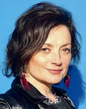 Charlotte Laurier as Manon