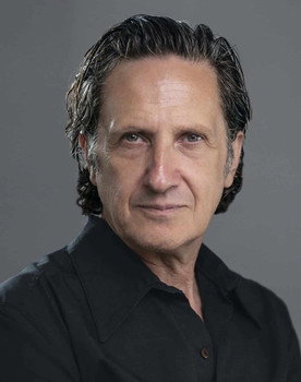 Antonio Estrada as Mugged man