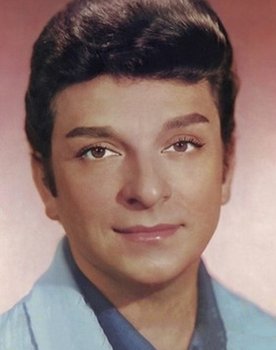 Zeki Müren as 