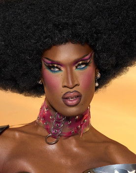 Mami Watta as La secrétaire curieuse