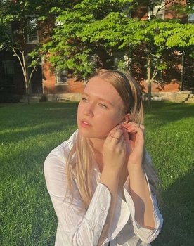 Amity Dolore as Wren Lookalike