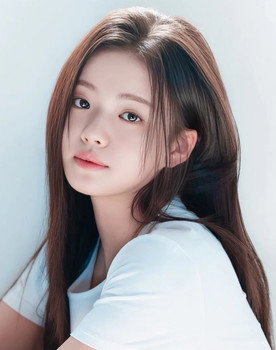 Kim Si-a as Luna