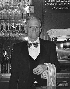 Thomas Dubois as Barman