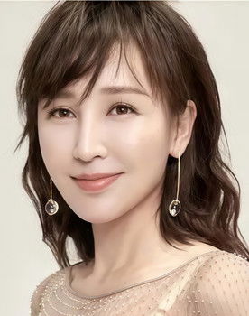 Yue Lina as Gold Producer of the Year (dramas)