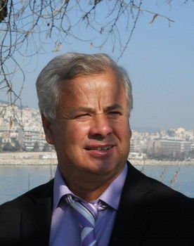 Odysseas Asimidis as Stefania's father