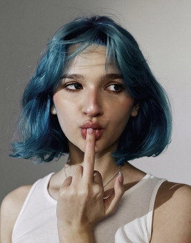 Liza Anokhina as Nikoletta