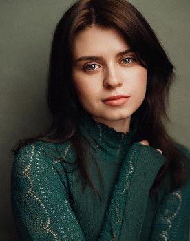 Adelaide Ray Young as Elle Levine