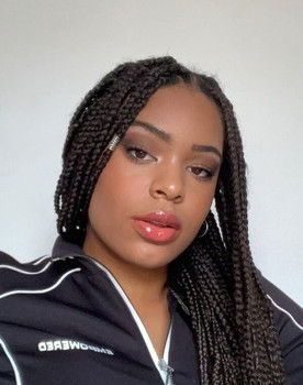 Chloë Behiels as Aïsha