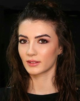 Burcu Özberk as Ayşe