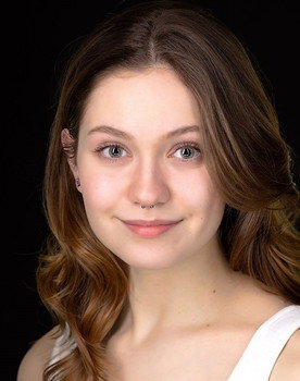 Hannah Rutkowski as Amelia