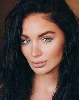 Natassia Halabi as Lindsey