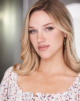 Elizabeth Posey as Agent Thorn