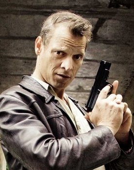 Simon Görts as Anus