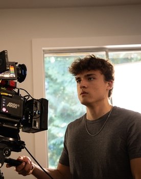 Maxime Tetzner as Delivery Man