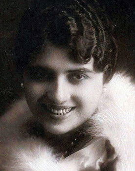 Fernanda Battiferri as 