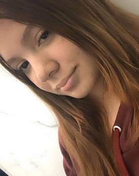 Bruna Matos as Menina no Espelho