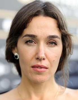 Arta Dobroshi as Ema Jirásková