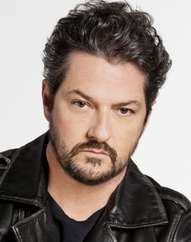 Marcelo Serrado as 