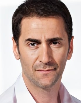 Bekir Aksoy as Saygın