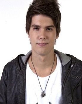 Emílio Eric Surita as Beto