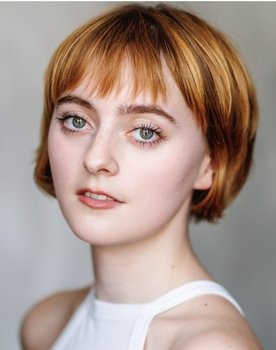 Vivian Gwaspari as Headphones Girl