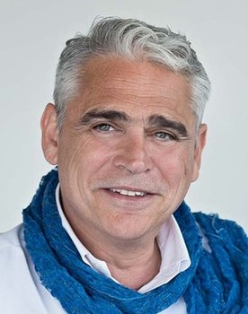 Tolga Savacı as Murat