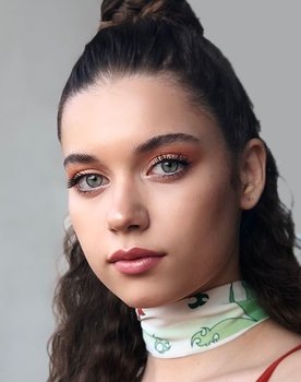 Afra Saraçoğlu as Tülin Saygı