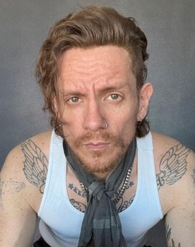 Christian A. Guerrero as Man in a phone booth