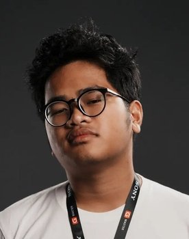 A'yuna Ghiyas Shafuh as The Actor