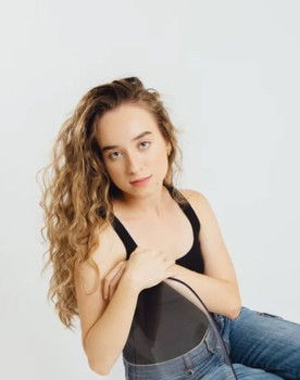 Beatriz Gama as Maya Medeiros