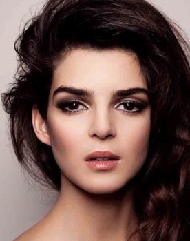 Clara Lago as 