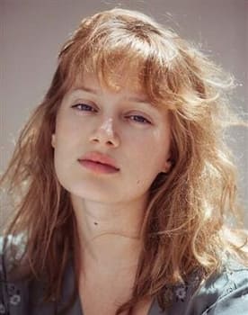 Nadia Tereszkiewicz as Nora