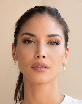 Ebru Şam as Özlem
