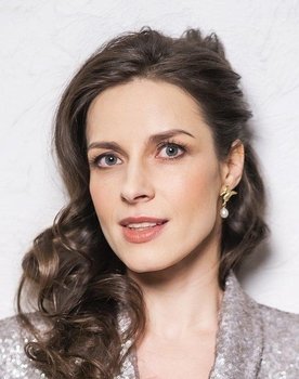Laura Peterson-Aardam as 