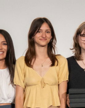 Margaux Plume as Serveuse