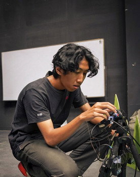 Rhadean Kresna Aji Mukti as Costumer Ojol