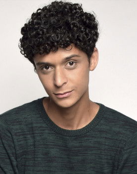 Lucas Alves as Garçom