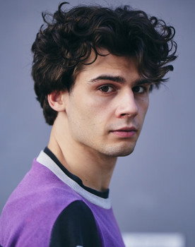 Orlando Lenzen as Steven