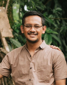 Damaz Bagaskara as Pak Lukas/Mr. Lukas