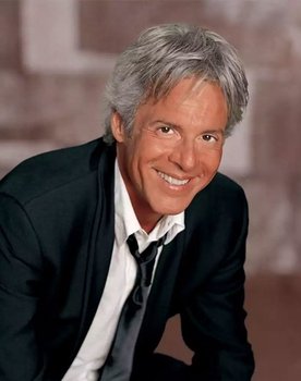 Claudio Baglioni as Young man singing