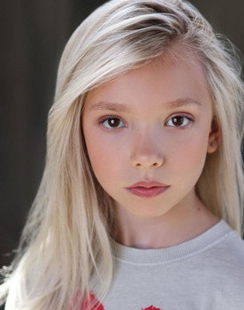 Blu Owens as Maxine Gray