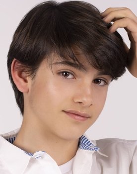 Rubén Fulgencio as Óscar (13 años)