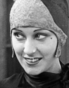 Anita Garvin as Captain's Wife