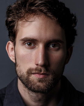 Felipe Ricca as Carlos