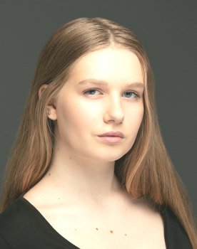 Jasmin Berkiş as Naz