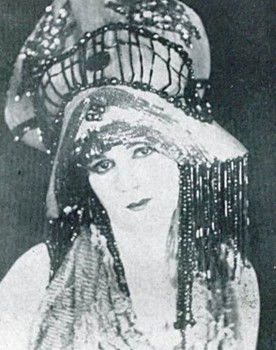 Laura Munken as Alice