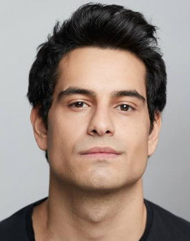 Anton Kostov as Intruso