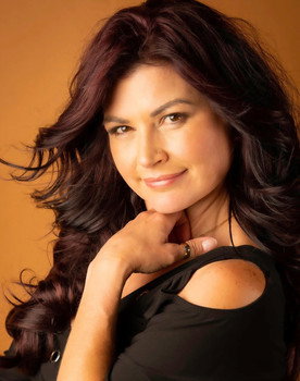 Amy DiLorenzo as Ruth Delon