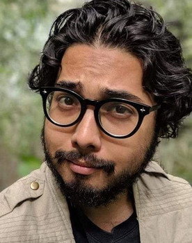 Dan Ondang as Darius Finch